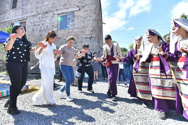 Paşinyanın xanımı ölmüş əsgərin xatirəsinə açılan qonaq evində rəqs edib - FOTO