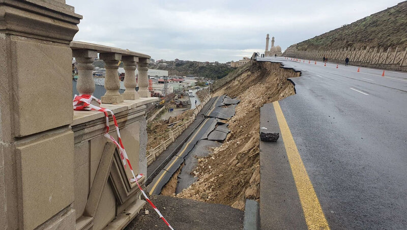 Bakıdakı sürüşmə ilə bağlı XƏBƏRDARLIQ - "Hər an faciə yaşana bilər" - VİDEO