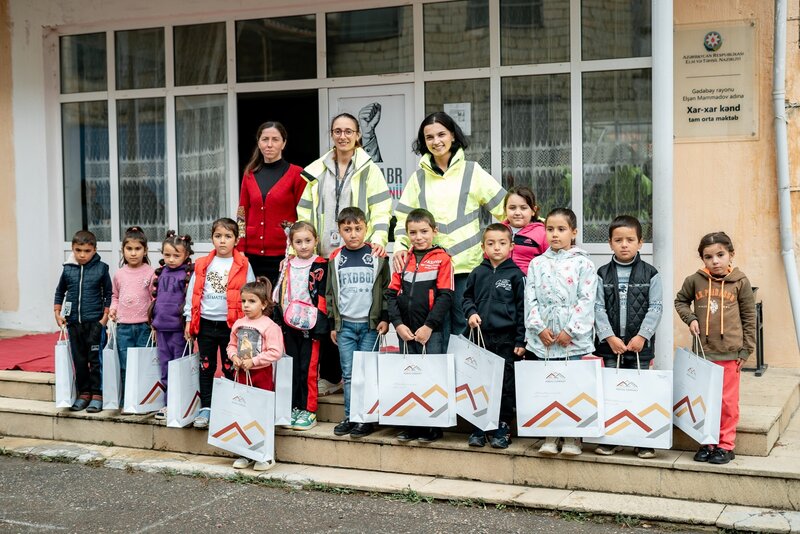 "Azerbaijan International Mining Company" Gədəbəydə aztəminatlı ailələrdən olan şagirdlərə dəstək olub