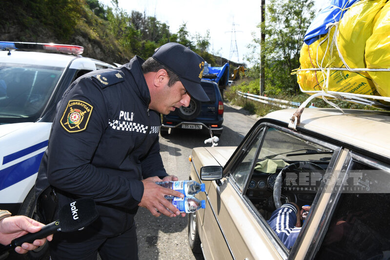 Azərbaycan polisi Qarabağın erməniəsilli sakinlərinə su paylayıb - FOTO