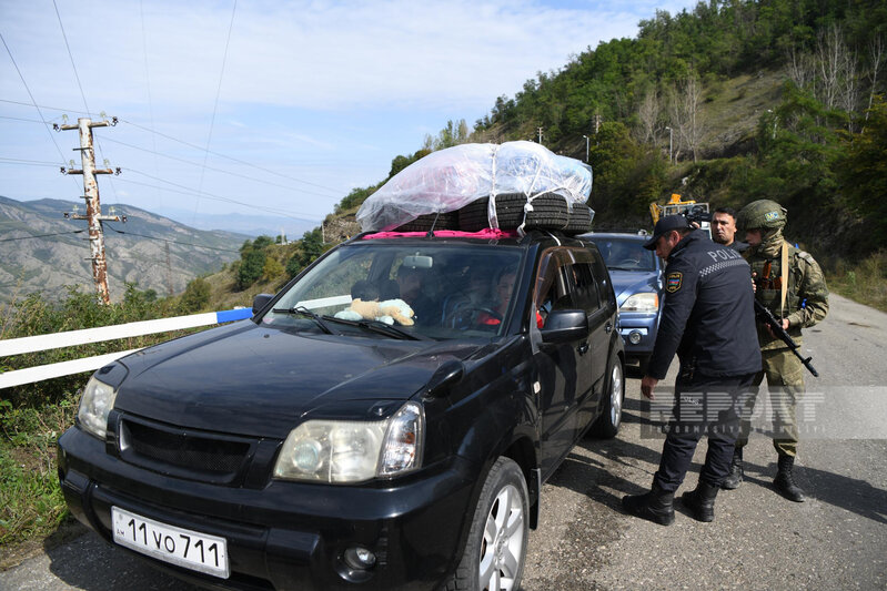 Azərbaycan polisi Qarabağın erməniəsilli sakinlərinə su paylayıb - FOTO