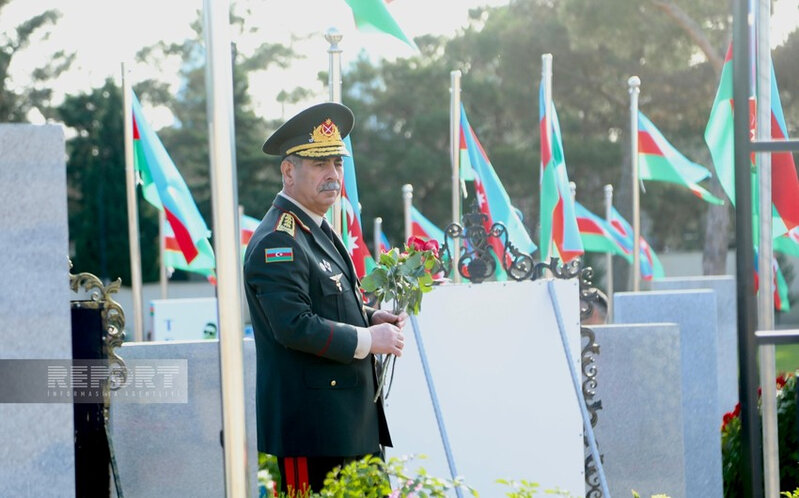 Müdafiə Nazirliyinin rəhbər heyəti Şəhidlər xiyabanını ziyarət edib - FOTO