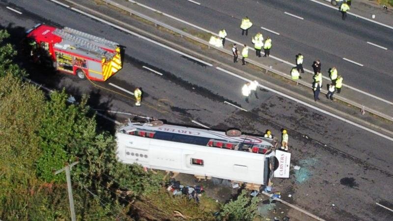 İngiltərədə məktəb avtobusu aşdı: 2 ölü