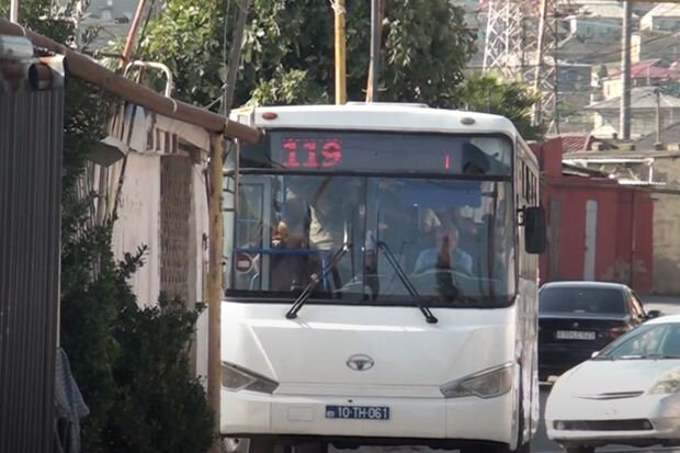 Xırdalan sakinləri saatlarla avtobus gözləyirlər: İnterval problemi niyə həll olunmur? - VİDEO