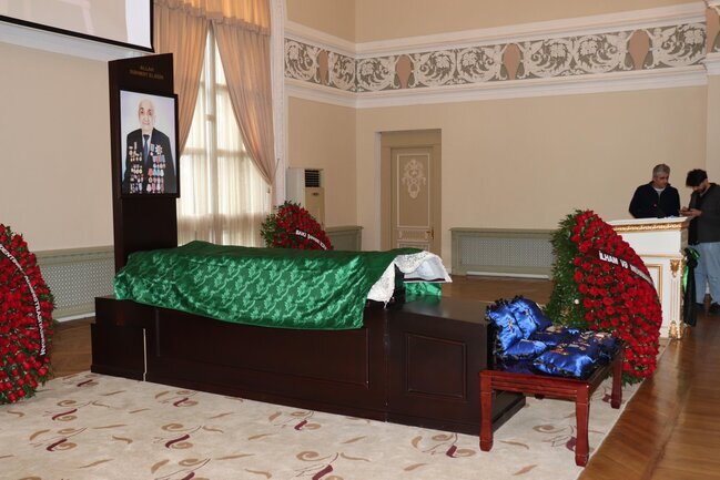 "Onu tək biz yox, Azərbaycan xalqı, neft sanayəsi itirdi" - Xoşbəxt Yusifzadə bacısı qızı