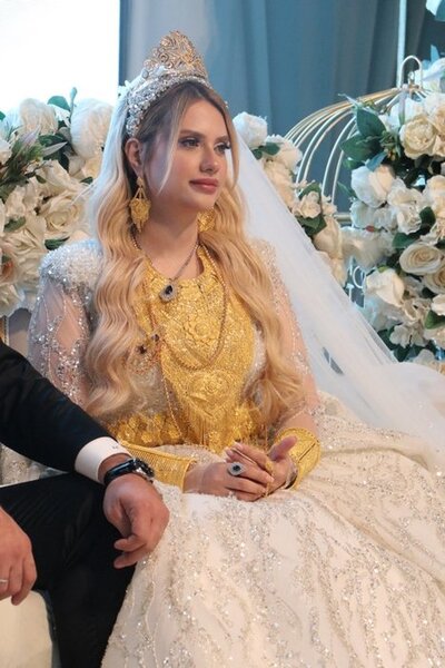 Gəlinə o qədər qızıl taxdılar ki, daşıya bilmədi