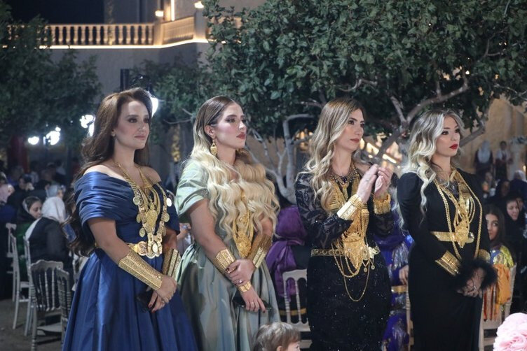 Gəlinə o qədər qızıl taxdılar ki, daşıya bilmədi