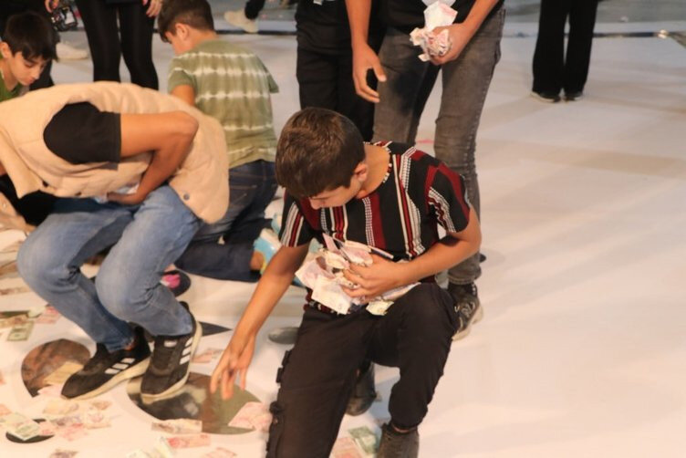 Gəlinə o qədər qızıl taxdılar ki, daşıya bilmədi