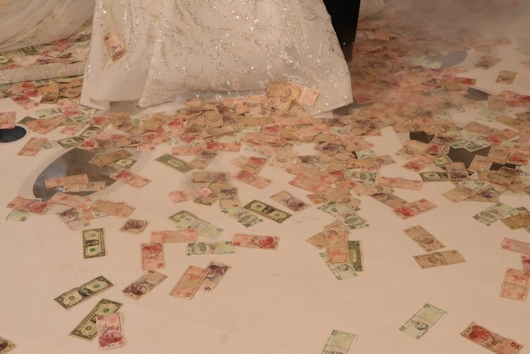 Gəlinə o qədər qızıl taxdılar ki, daşıya bilmədi