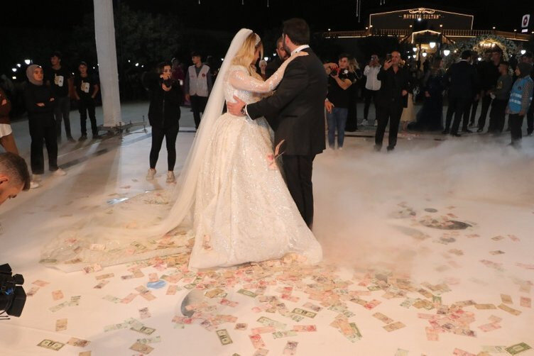 Gəlinə o qədər qızıl taxdılar ki, daşıya bilmədi