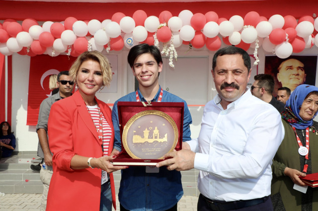 Gülben Ergen uşaq bağçasına zəlzələdə dünyasını dəyişən Taha Duymazın adını verdi - FOTO