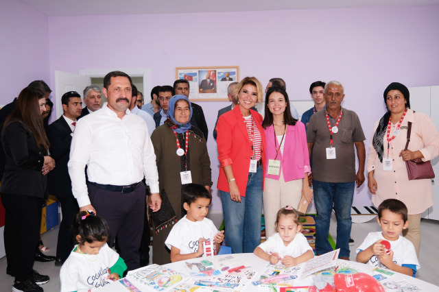 Gülben Ergen uşaq bağçasına zəlzələdə dünyasını dəyişən Taha Duymazın adını verdi - FOTO