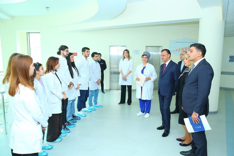 Vüqar Qurbanov Respublika Perinatal Mərkəzinin işçiləri ilə görüşüb