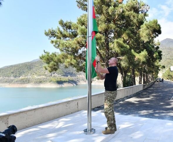 İlham Əliyev Sərsəng su anbarının ərazisində Azərbaycan Respublikasının Dövlət Bayrağını ucaldıb - FOTO