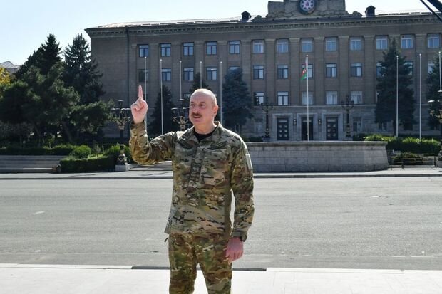 İlham Əliyev: "Biz bu gün Xankəndinin mərkəzindəyik, Azərbaycan Bayrağı altında, bu, tarixi hadisədir"