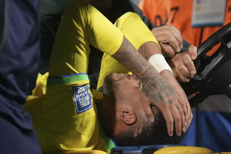 Neymar Uruqvayla oyunda zədələndi: Meydanı ağlayaraq tərk etdi