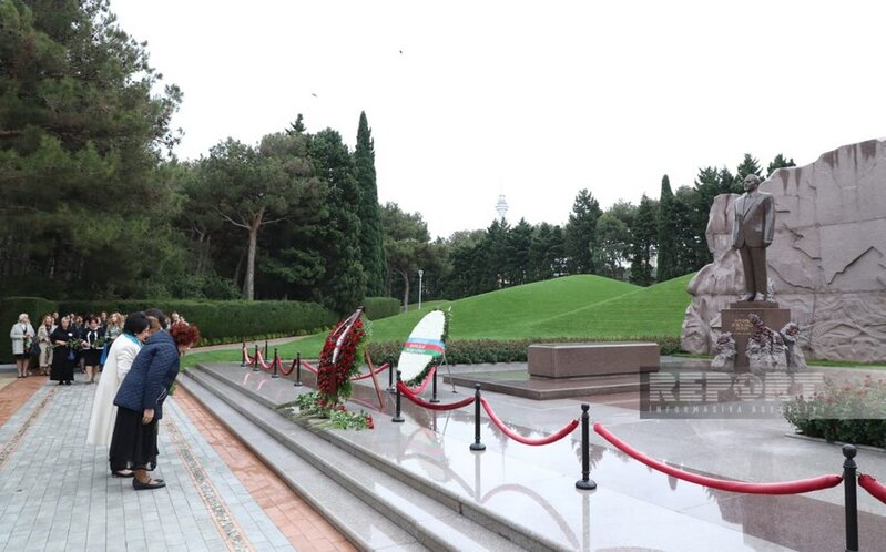 Azərbaycan Qadınlarının VI Qurultayının iştirakçıları Fəxri xiyabanı ziyarət edib