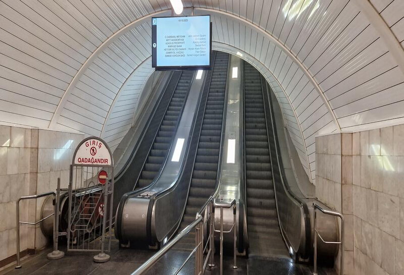 Metronun bu metrostansiyasında eskalatorun təmirinə başlanılıb - FOTO