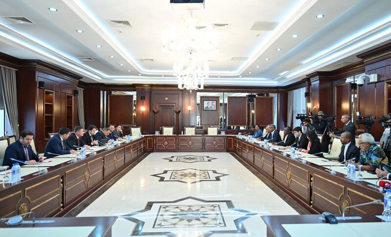 Bakıda keçirilən neokolonializmə həsr olunmuş konfrans iştirakçıları Milli Məclisdə olublar