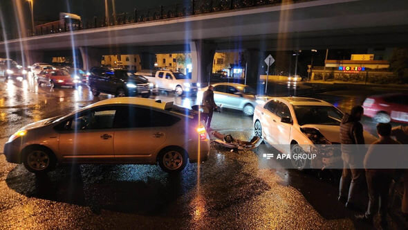 Bakıda iki avtomobil toqquşub, xəsarət alan var - FOTO