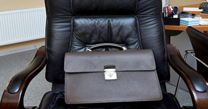 Anasını bıçaqlayan yeniyetmə vəzifəli şəxsin oğludur