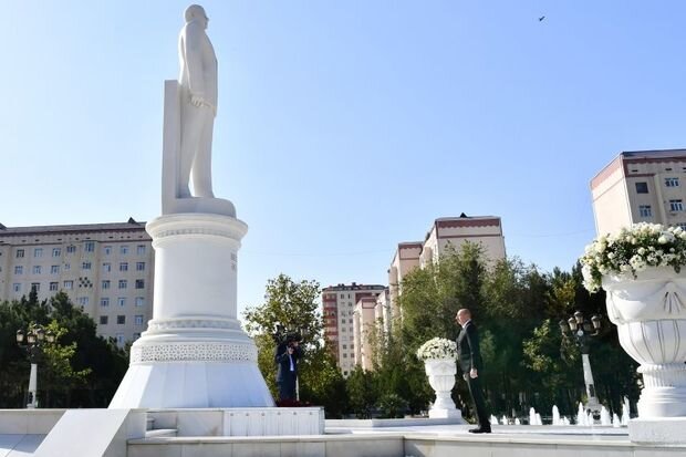 Prezident İlham Əliyev Sumqayıt şəhərində ulu öndər Heydər Əliyevin abidəsini ziyarət edib - FOTO