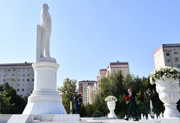 Prezident İlham Əliyev Sumqayıt şəhərində ulu öndər Heydər Əliyevin abidəsini ziyarət edib - FOTO