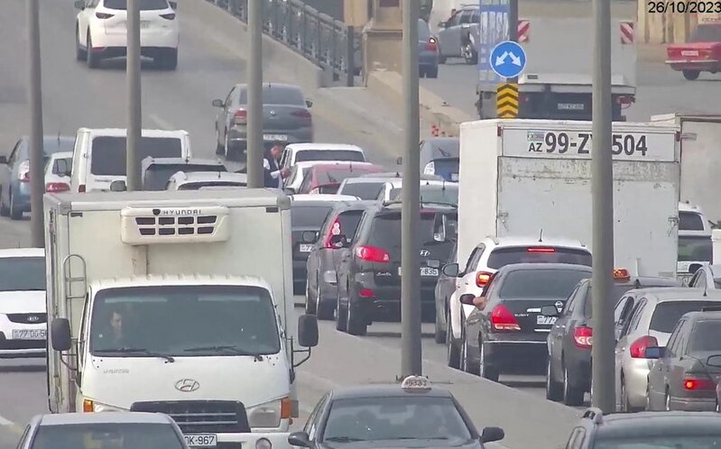 Bakıda "Çermet" körpüsünün üzərində qəza olub, yolda tıxac yaranıb