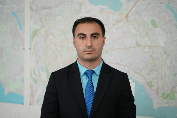 Paytaxtda ağaclar arxasında gizlədilən svetofor sürücüləri çaş-baş salır - FOTO - AÇIQLAMA - YENİLƏNİB