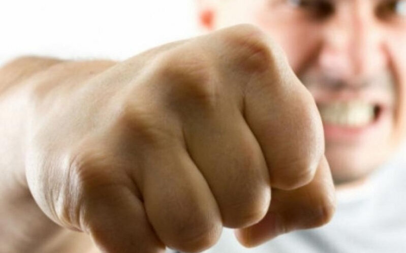 Bakıda kişi qonşusu olan qadını yumruqla vuraraq öldürüb