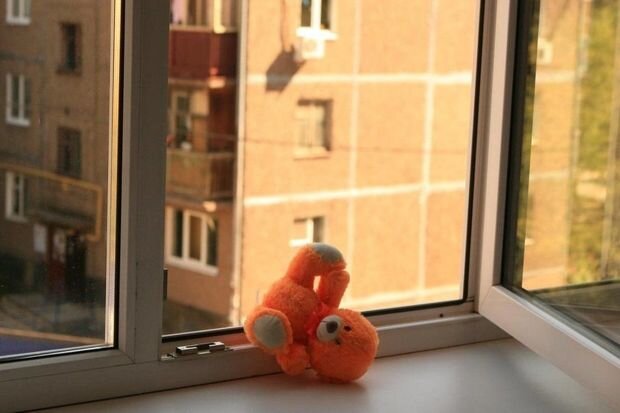 Rusiyada altı yaşlı uşaq özünü pəncərədən atdı - FOTO