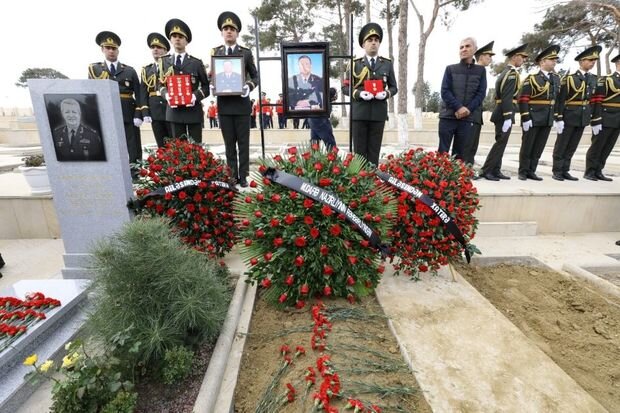 Vəfat edən general-mayor dəfn edildi - YENİLƏNİB + FOTO