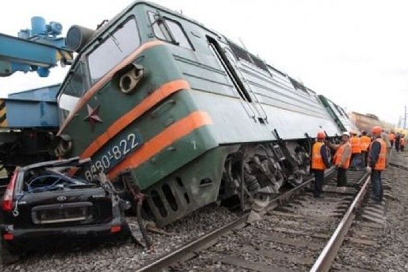 Azərbaycanda elektrovoz avtomobillə toqquşub