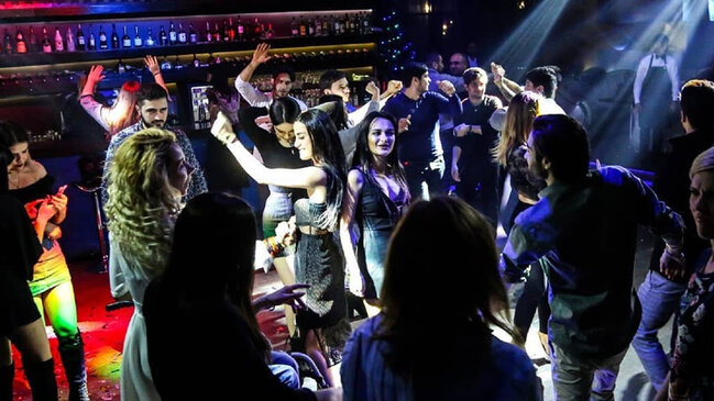 Gecə klubda əcnəbilərə hesab ödətdirmək istəyən qadınlar saxlanıldı