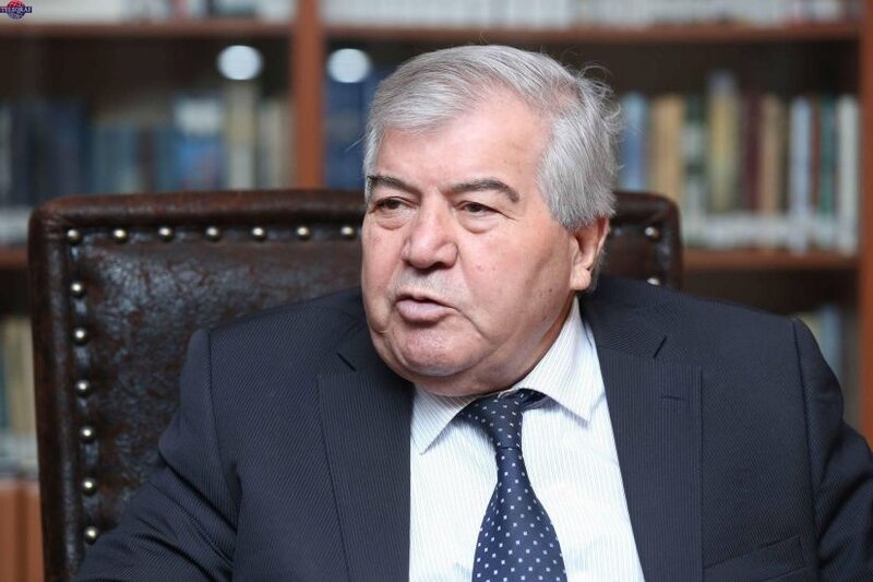 Sabir Rüstəmxanlı deputatların ailə üzvlərinə yeni imtiyaz verilməsini təklif edir