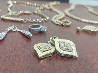 Gəncədə 6 min dolları və 40 min manatlıq qızıl oğurlayan qadın saxlanılıb - FOTO