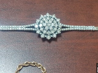 Gəncədə 6 min dolları və 40 min manatlıq qızıl oğurlayan qadın saxlanılıb - FOTO