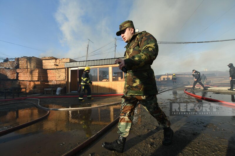 Bakıda taxta bazarında baş verən yanğın yerindən FOTOLAR