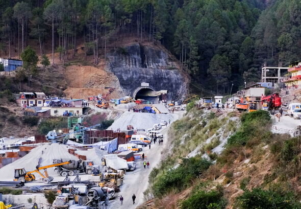 Hindistanda çökən tuneldən 41 işçini çıxarmaq üçün ibtidai üsuldan istifadə edəcəklər - FOTO