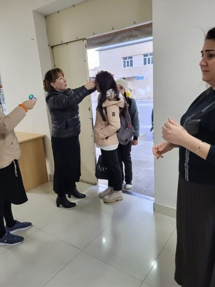 Məktəblərdə qızılcaya görə şagirdlərin temperaturu ölçülür - FOTO