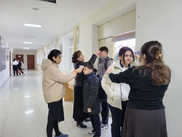 Məktəblərdə qızılcaya görə şagirdlərin temperaturu ölçülür - FOTO