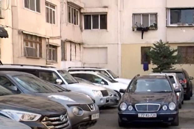 Sakinlər məhəlləni dayanacağa çevirən sürücülərə etiraz etdilər - VİDEO