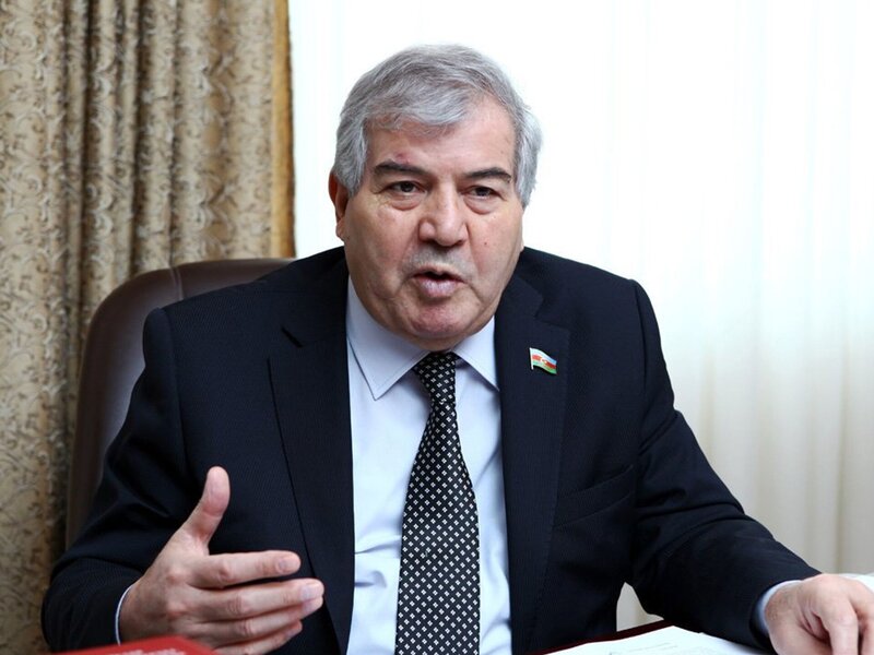 "Təyyarədəki bələdçilər Azərbaycan dilində normal danışmağı bacarmalıdır" - Deputat