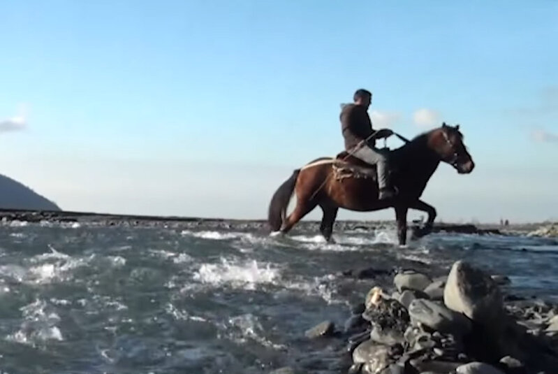 15 ildir dərsə atla gedən müəllim: "At ilə birgə çaya yıxıldım" - VİDEO
