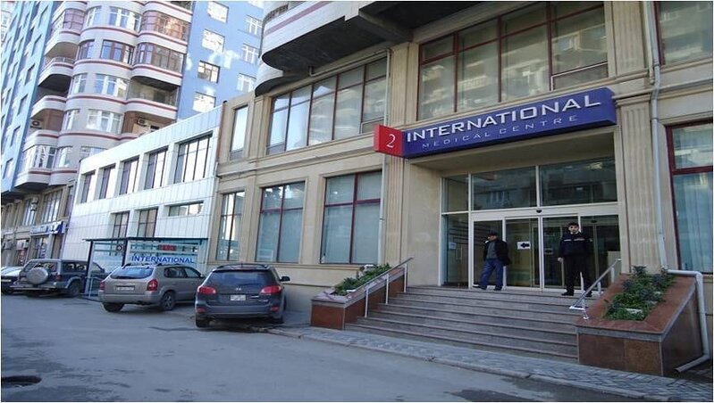 İnternational Medical Center xəstələrin başına oyun açır