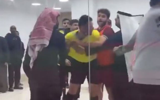 Hakimlə futbolçular arasında əlbəyaxa dava - Video