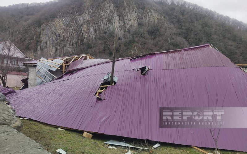 Külək məktəbin dam örtüyünü uçurub - FOTO