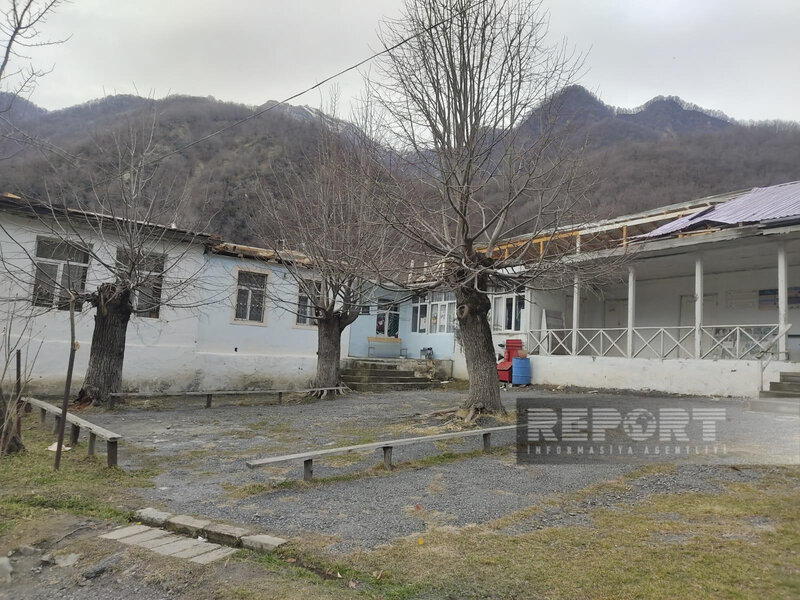 Külək məktəbin dam örtüyünü uçurub - FOTO