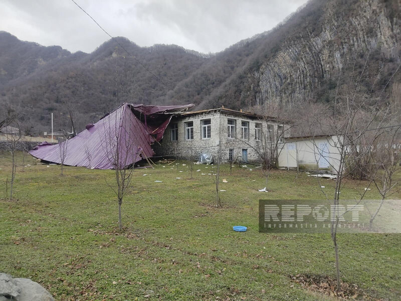 Külək məktəbin dam örtüyünü uçurub - FOTO