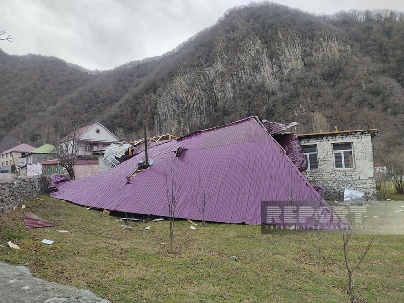 Külək məktəbin dam örtüyünü uçurub - FOTO